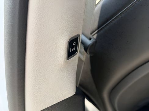 Used 2024 Chrysler Pacifica Limited FWD image 13