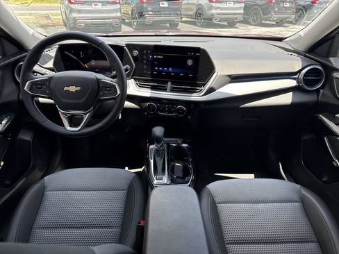 Used 2025 Chevrolet Trax LT w/ Driver Confidence Package FWD image 17