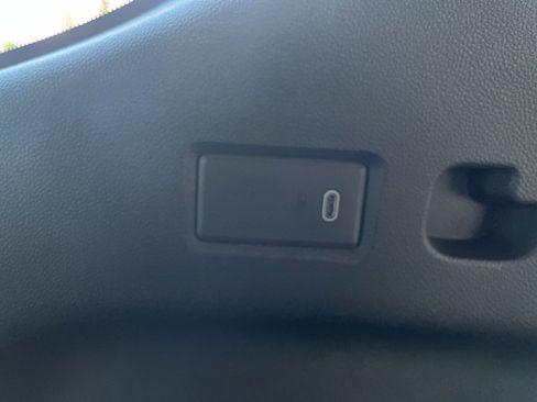 Used 2025 Chevrolet Suburban Z71 image 53