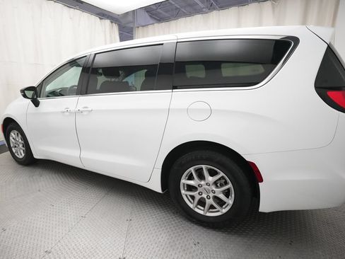 Used 2024 Chrysler Pacifica Touring-L FWD image 33