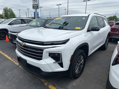 Used 2024 Chevrolet Traverse LT w/ Trailering Package AWD/4WD image 5