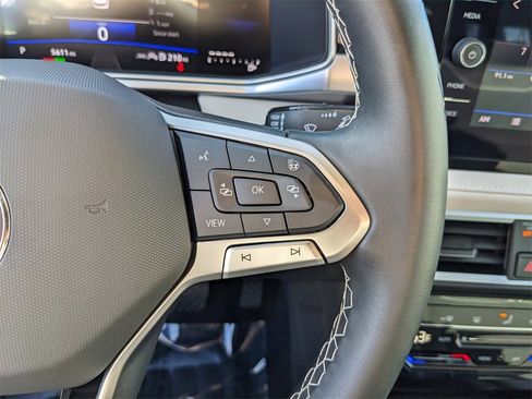 Certified 2025 Volkswagen Taos SE image 29