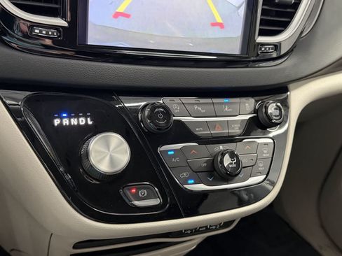 Used 2023 Chrysler Pacifica Touring-L FWD image 22