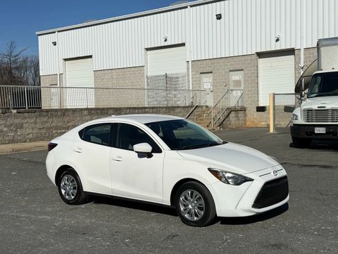 Used 2019 Toyota Yaris L image 5