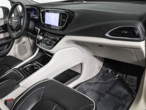 Used 2022 Chrysler Pacifica Limited image 44