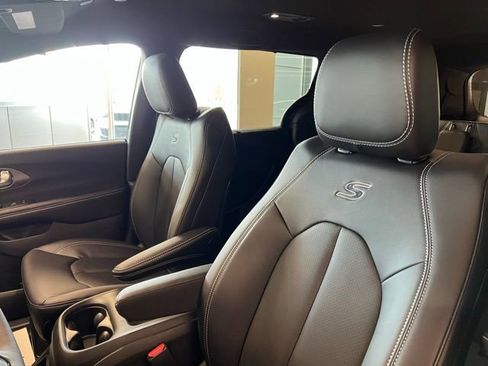 New 2026 Chrysler Pacifica Select w/ S Appearance Package image 6