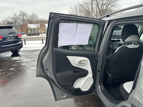 Used 2021 Jeep Renegade Latitude w/ Convenience Group image 15