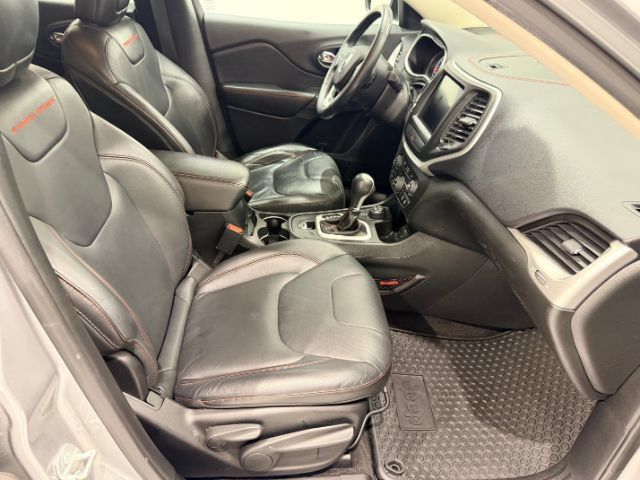Used 2015 Jeep Cherokee Trailhawk w/ Comfort/Convenience Group AWD/4WD image 15