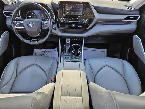 Used 2021 Toyota Highlander XLE image 12