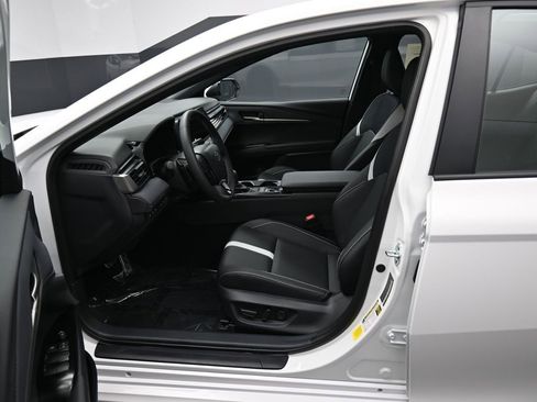 Certified 2025 Toyota Camry SE image 9