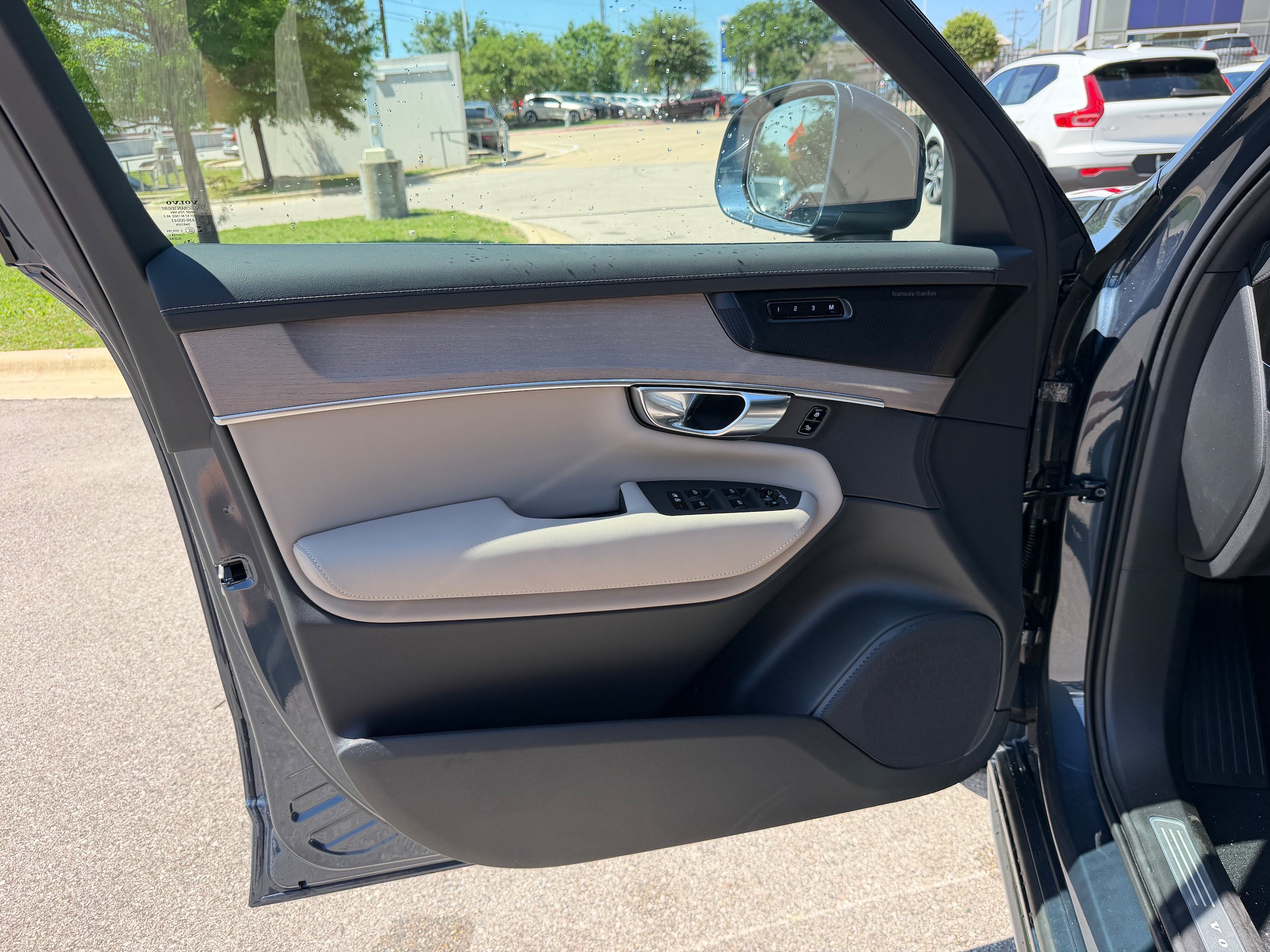 New 2026 Volvo XC90 T8 Plus w/ Protection Package Premier AWD/4WD image 18