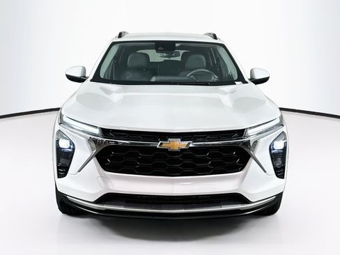Used 2025 Chevrolet Trax LT FWD image 2