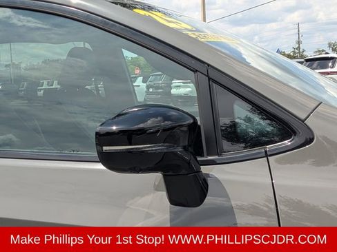 Used 2025 Chrysler Pacifica Premium FWD image 11