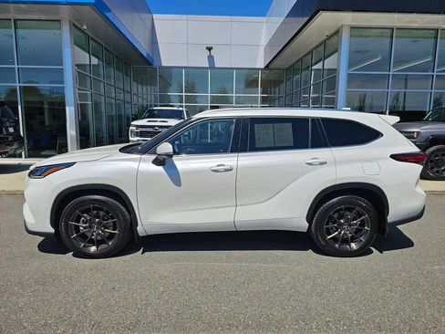 Used 2020 Toyota Highlander Platinum AWD/4WD image 2