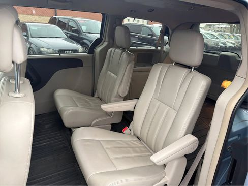 Used 2013 Chrysler Town & Country Touring image 11