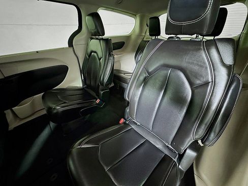 Used 2023 Chrysler Pacifica Touring-L image 21