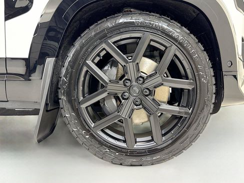 Used 2026 Land Rover Defender 110 X-Dynamic SE AWD/4WD image 37