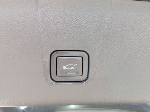 Used 2023 Chevrolet Traverse LT FWD image 14