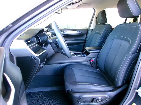 Used 2023 Jeep Grand Cherokee Laredo w/ Luxury Tech Group I AWD/4WD image 13