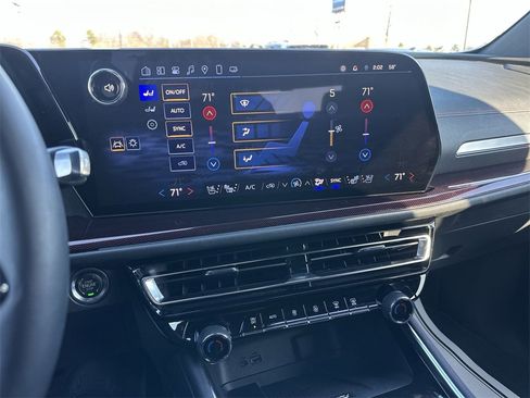 Used 2025 Chevrolet Traverse RS image 18