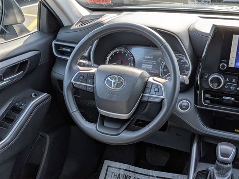Used 2024 Toyota Highlander XLE AWD/4WD image 16