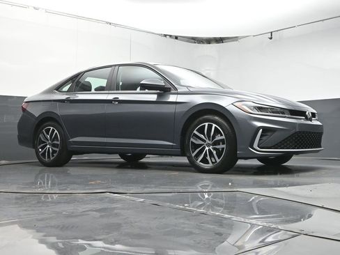 Used 2025 Volkswagen Jetta SE image 31