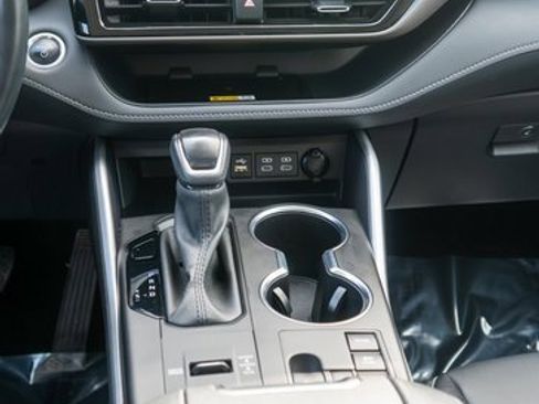 Used 2024 Toyota Highlander XLE image 18