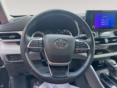 Used 2024 Toyota Highlander XLE AWD/4WD image 12