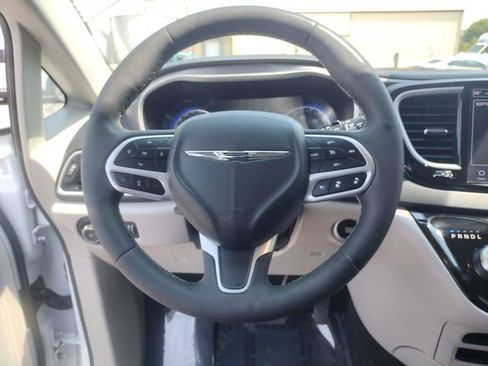 Used 2024 Chrysler Pacifica Touring-L image 16