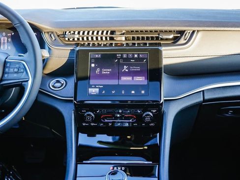 New 2025 Jeep Grand Cherokee Altitude image 14