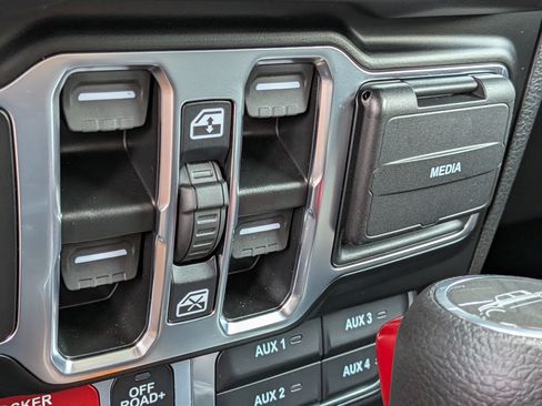 Used 2025 Jeep Gladiator Mojave w/ Technology Group AWD/4WD image 30