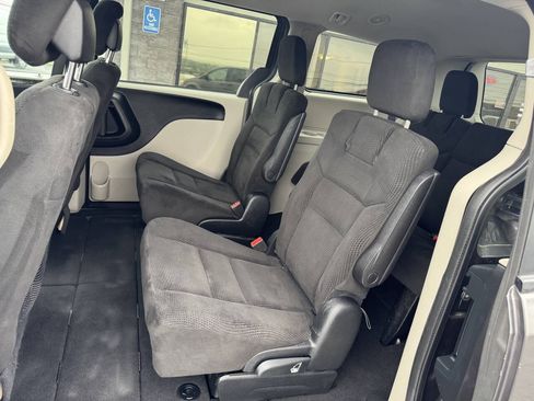 Used 2017 Dodge Grand Caravan SE FWD image 9