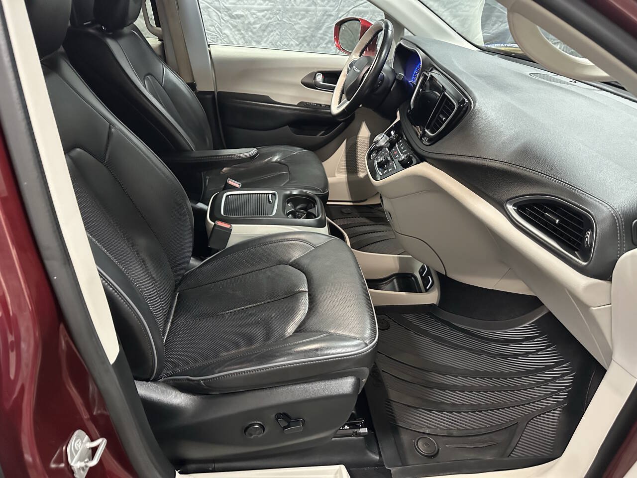 Used 2018 Chrysler Pacifica Limited w/ Tire & Wheel Group FWD image 6