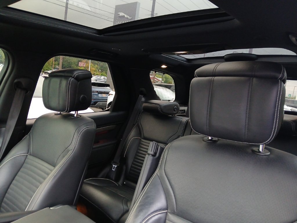 Used 2023 Land Rover Discovery Metropolitan Edition AWD/4WD image 3