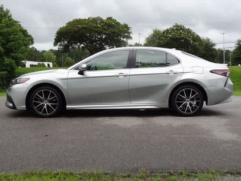 Used 2023 Toyota Camry SE FWD image 2