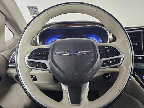 Used 2021 Chrysler Pacifica Limited image 27