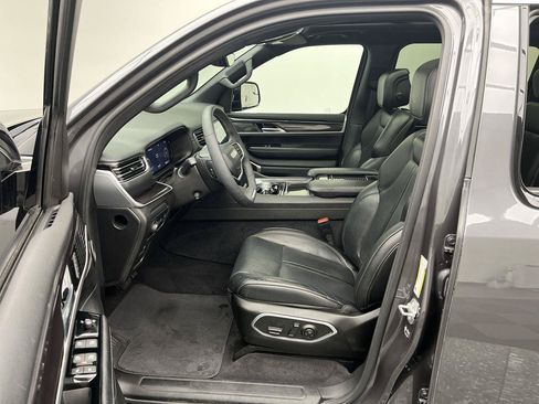 Used 2023 Jeep Wagoneer 4WD w/ Premium Group I image 3