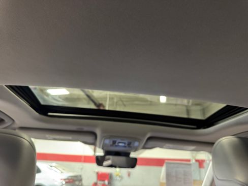 Used 2021 Toyota Highlander XLE FWD image 32