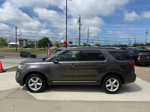 Used 2017 Ford Explorer XLT AWD/4WD image 7