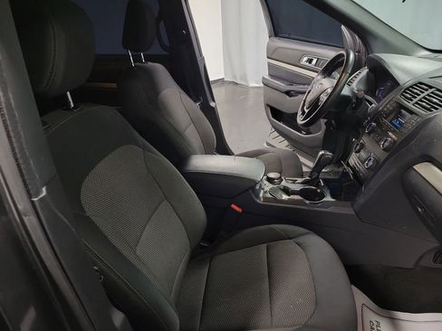 Used 2018 Ford Explorer XLT image 24