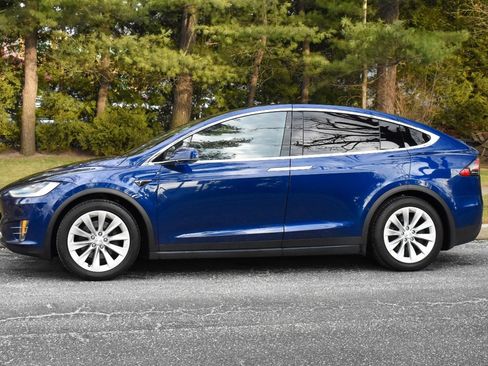 Used 2018 Tesla Model X 75D image 3
