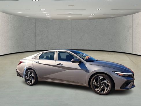 Used 2025 Hyundai Elantra SEL image 3