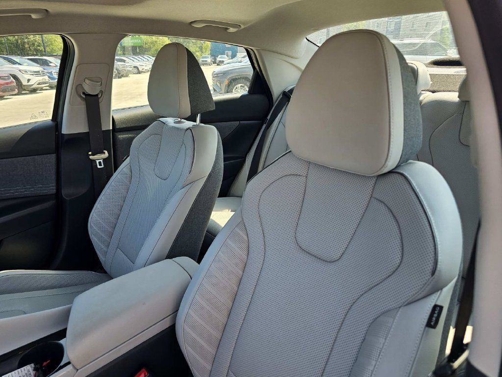 Used 2025 Hyundai Elantra Limited FWD image 17