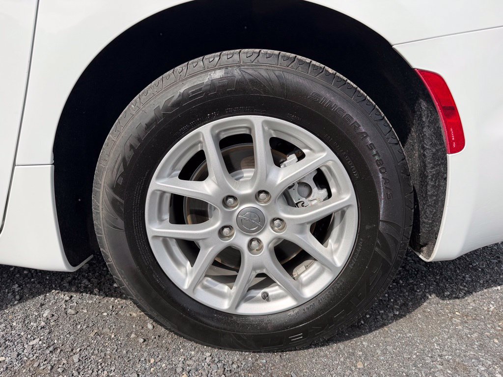 Used 2020 Chrysler Pacifica Touring-L w/ Advanced Safetytec Group FWD image 14