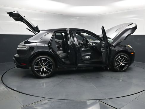 Certified 2025 Porsche Macan AWD/4WD image 35