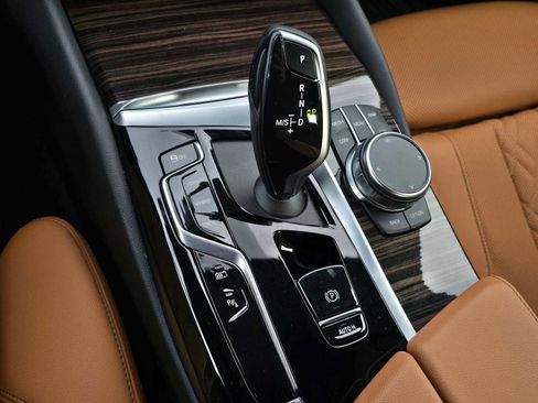 Used 2023 BMW 530e xDrive w/ Premium Package image 28