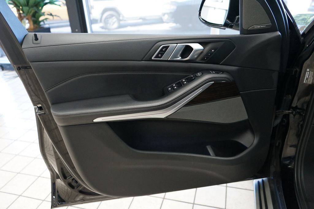 Used 2021 BMW X5 xDrive40i w/ Executive Package AWD/4WD image 25