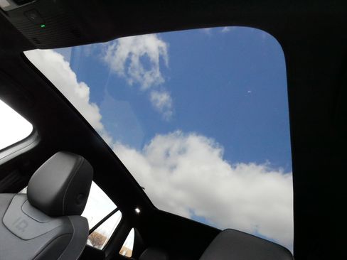 Used 2023 Volkswagen ID.4 Pro S image 33