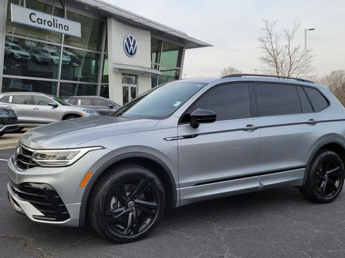 Certified 2024 Volkswagen Tiguan SE R-Line image 1