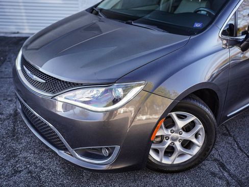 Used 2020 Chrysler Pacifica Limited image 2